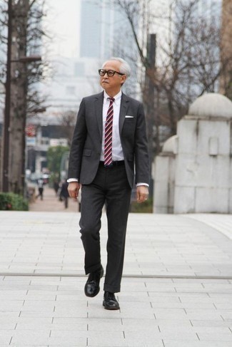 Come indossare e abbinare scarpe derby per un uomo di 60 anni in modo formale: Prova a combinare un abito grigio scuro con una camicia elegante bianca per un look elegante e di classe. Indossa un paio di scarpe derby per avere un aspetto più rilassato.