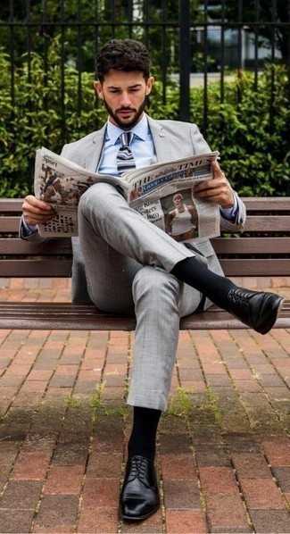 Come indossare e abbinare una cravatta a righe orizzontali grigia per un uomo di 30 anni: Mostra il tuo stile in un abito grigio con una cravatta a righe orizzontali grigia per un look elegante e di classe. Mettiti un paio di scarpe derby in pelle nere per avere un aspetto più rilassato.