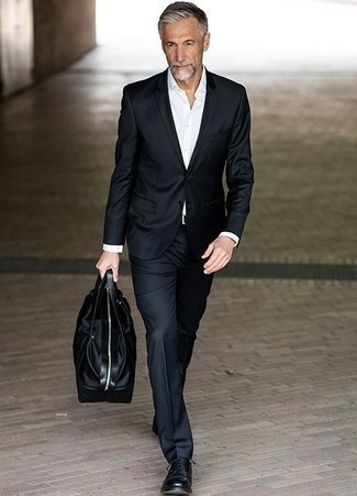 Come indossare e abbinare una borsa per un uomo di 50 anni in modo formale: Mostra il tuo stile in un abito nero con una borsa per affrontare con facilità la tua giornata. Abbellisci questo completo con un paio di scarpe derby in pelle nere.