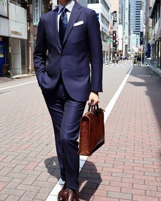 Come indossare e abbinare una cravatta di seta blu in modo formale: Coniuga un abito blu scuro con una cravatta di seta blu come un vero gentiluomo. Per distinguerti dagli altri, mettiti un paio di scarpe derby in pelle bordeaux.