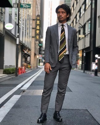 Come indossare e abbinare una cravatta a righe orizzontali verde scuro: Combina un abito grigio con una cravatta a righe orizzontali verde scuro come un vero gentiluomo. Per un look più rilassato, scegli un paio di scarpe derby in pelle nere come calzature.