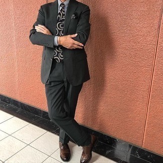 Look alla moda per uomo: Abito grigio scuro, Camicia elegante a righe verticali bianca e blu scuro, Scarpe derby in pelle marrone scuro, Cravatta stampata nera