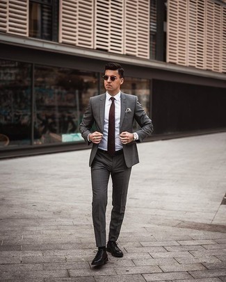 Come indossare e abbinare una cravatta marrone scuro: Potresti combinare un abito grigio scuro con una cravatta marrone scuro per una silhouette classica e raffinata Opta per un paio di scarpe derby in pelle nere per avere un aspetto più rilassato.