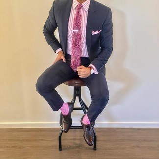 Come indossare e abbinare calzini rosa per un uomo di 30 anni quando fa caldo: Scegli un abito blu scuro e calzini rosa per affrontare con facilità la tua giornata. Impreziosisci il tuo outfit con un paio di scarpe derby in pelle tessute marrone scuro.