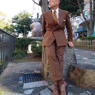 Moda uomo anni 60: Opta per un abito a righe verticali marrone e una camicia elegante bianca per un look elegante e di classe. Completa questo look con un paio di scarpe derby in pelle marroni.