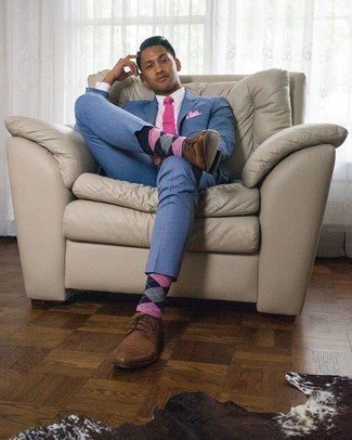 Come indossare e abbinare una cravatta rosa: Punta su un abito blu e una cravatta rosa per un look elegante e di classe. Non vuoi calcare troppo la mano con le scarpe? Opta per un paio di scarpe derby in pelle marroni per la giornata.