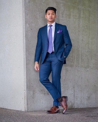 Come indossare e abbinare una cravatta viola chiaro quando fa caldo: Indossa un abito blu scuro e una cravatta viola chiaro come un vero gentiluomo. Se non vuoi essere troppo formale, indossa un paio di scarpe derby in pelle marroni.