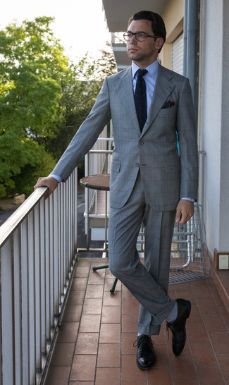 Come indossare e abbinare una cravatta lavorata a maglia blu: Potresti combinare un abito scozzese grigio con una cravatta lavorata a maglia blu per un look elegante e di classe. Per un look più rilassato, prova con un paio di scarpe derby in pelle nere.