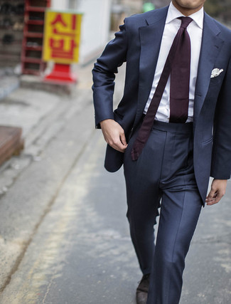 Come indossare e abbinare una cravatta viola chiaro: Indossa un abito blu scuro e una cravatta viola chiaro come un vero gentiluomo. Scegli un paio di scarpe derby in pelle scamosciata marrone scuro come calzature per avere un aspetto più rilassato.