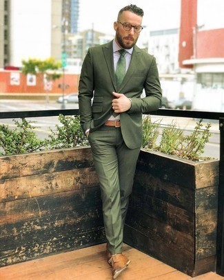 Come indossare e abbinare una cravatta verde e rossa: Indossa un abito verde oliva e una cravatta verde e rossa come un vero gentiluomo. Calza un paio di scarpe derby in pelle marrone chiaro per un tocco più rilassato.