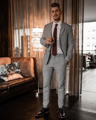 Look alla moda per uomo: Abito grigio, Camicia elegante bianca, Scarpe derby in pelle nere, Cravatta bordeaux