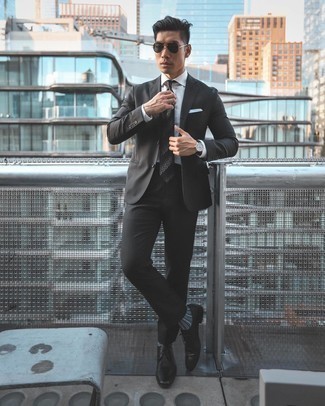 Come indossare e abbinare una cravatta stampata nera: Scegli un abito nero e una cravatta stampata nera per essere sofisticato e di classe. Prova con un paio di scarpe derby in pelle nere per avere un aspetto più rilassato.