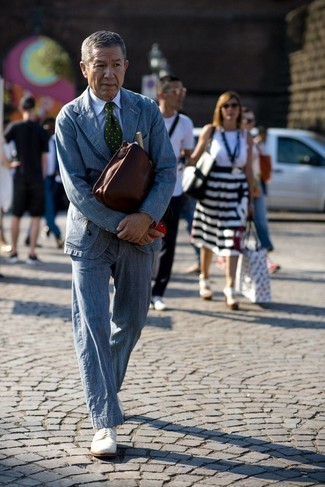 Quale camicia elegante indossare con scarpe derby bianche per un uomo di 50 anni in estate 2024: Prova a combinare una camicia elegante con un abito blu come un vero gentiluomo. Se non vuoi essere troppo formale, opta per un paio di scarpe derby bianche. È magnifica scelta per tuo outfit estivo!