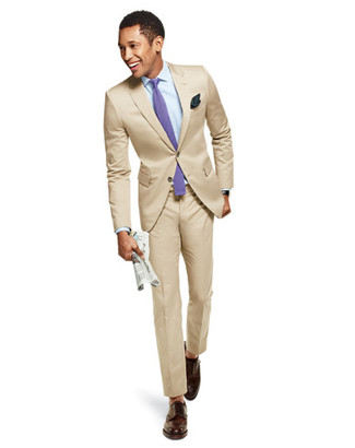 Look alla moda per uomo: Abito beige, Camicia elegante azzurra, Scarpe derby in pelle marrone scuro, Cravatta viola chiaro