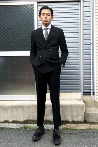 Come indossare e abbinare una cravatta grigia in modo formale: Prova a combinare un abito nero con una cravatta grigia per una silhouette classica e raffinata Per un look più rilassato, indossa un paio di scarpe derby in pelle pesanti nere.