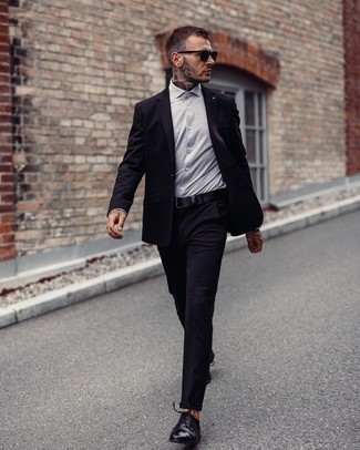 Come indossare e abbinare un abito nero: Potresti combinare un abito nero con una camicia elegante grigia per un look elegante e di classe. Per distinguerti dagli altri, mettiti un paio di scarpe derby in pelle nere.
