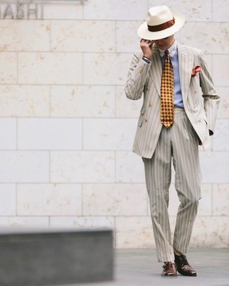 Come indossare e abbinare una cravatta lime in modo formale: Combina un abito a righe verticali beige con una cravatta lime per un look elegante e alla moda. Non vuoi calcare troppo la mano con le scarpe? Calza un paio di scarpe double monk in pelle marrone scuro per la giornata.
