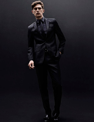 Come indossare e abbinare una cravatta per un uomo di 20 anni in modo formale: Punta su un abito nero e una cravatta per un look elegante e alla moda. Scegli un paio di scarpe double monk in pelle nere per avere un aspetto più rilassato.
