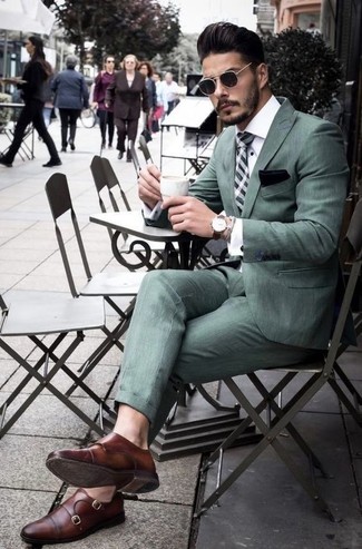 Come indossare e abbinare una cravatta verde menta: Coniuga un abito verde menta con una cravatta verde menta per un look elegante e di classe. Calza un paio di scarpe double monk in pelle marroni per un tocco più rilassato.