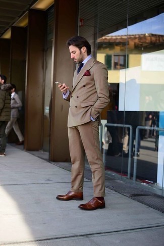 Come indossare e abbinare calzini rossi per un uomo di 30 anni in modo formale: Per un outfit quotidiano pieno di carattere e personalità, combina un abito marrone chiaro con calzini rossi. Opta per un paio di scarpe double monk in pelle marroni per un tocco virile.