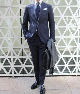 Come indossare e abbinare una cravatta blu scuro: Prova a combinare un abito blu scuro con una cravatta blu scuro per una silhouette classica e raffinata Per un look più rilassato, indossa un paio di scarpe double monk in pelle nere.