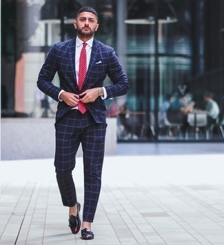 Come indossare e abbinare una cravatta rossa per un uomo di 30 anni: Scegli un outfit composto da un abito a quadri blu scuro e una cravatta rossa per un look elegante e alla moda. Se non vuoi essere troppo formale, scegli un paio di scarpe double monk in pelle bordeaux come calzature.