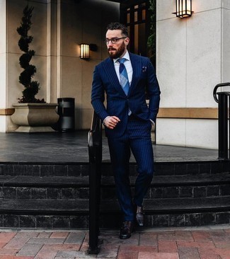 Come indossare e abbinare una cravatta stampata blu quando fa caldo: Potresti indossare una camicia elegante bianca come un vero gentiluomo.
