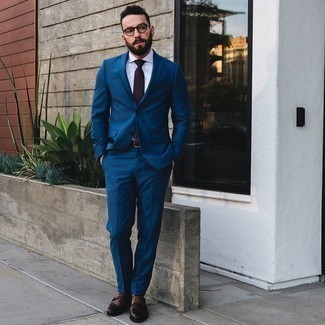 Come indossare e abbinare una cravatta rossa per un uomo di 30 anni: Scegli un outfit composto da un abito blu scuro e una cravatta rossa per essere sofisticato e di classe. Per un look più rilassato, opta per un paio di scarpe double monk in pelle marrone scuro.