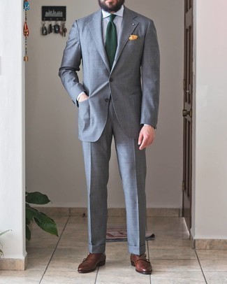 Come indossare e abbinare una cravatta verde scuro: Sfrutta al meglio la raffinatezza e l'eleganza con un abito grigio e una cravatta verde scuro. Se non vuoi essere troppo formale, mettiti un paio di scarpe double monk in pelle marroni.