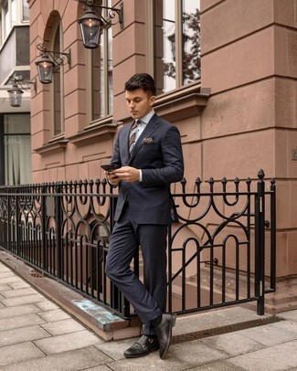 Come indossare e abbinare una cravatta a righe orizzontali: Coniuga un abito a quadri blu scuro con una cravatta a righe orizzontali per un look elegante e di classe. Per un look più rilassato, scegli un paio di scarpe double monk in pelle nere.