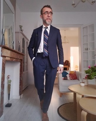 Come indossare e abbinare una cravatta blu scuro per un uomo di 50 anni in estate 2024: Combina un abito blu scuro con una cravatta blu scuro per un look elegante e di classe. Se non vuoi essere troppo formale, mettiti un paio di scarpe double monk in pelle marroni. Una eccellente idea per questa stagione estiva!