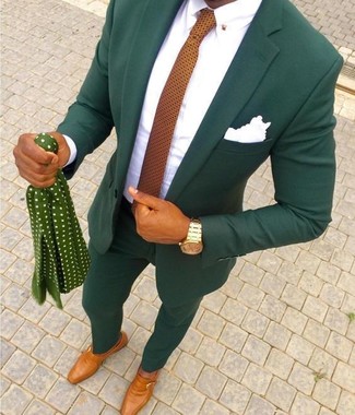 Come indossare e abbinare un abito verde scuro con una cravatta dorata: Mostra il tuo stile in un abito verde scuro con una cravatta dorata per un look elegante e di classe. Non vuoi calcare troppo la mano con le scarpe? Prova con un paio di scarpe monk in pelle terracotta per la giornata.