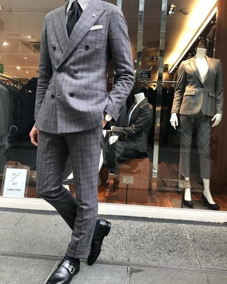 Look alla moda per uomo: Abito scozzese grigio, Camicia elegante a righe verticali grigia, Scarpe monk in pelle nere, Cravatta nera