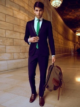 Come indossare e abbinare una cravatta verde menta per un uomo di 20 anni: Opta per un abito viola e una cravatta verde menta per essere sofisticato e di classe. Mettiti un paio di scarpe monk in pelle marroni per un tocco più rilassato.