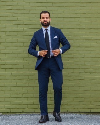 Come indossare e abbinare una cravatta blu scuro quando fa caldo in modo formale: Potresti indossare un abito a righe verticali blu scuro e una cravatta blu scuro come un vero gentiluomo. Per distinguerti dagli altri, scegli un paio di scarpe monk in pelle nere come calzature.