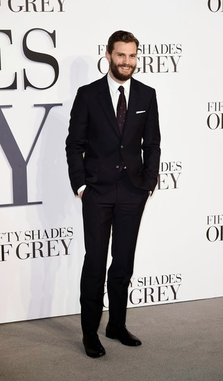 Look di Jamie Dornan: Abito nero, Camicia elegante bianca, Scarpe oxford in pelle nere, Cravatta stampata melanzana scuro