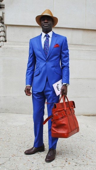 Come indossare e abbinare una borsa rossa in modo formale: Scegli un outfit composto da un abito blu e una borsa rossa per un look semplice, da indossare ogni giorno. Scegli un paio di scarpe oxford in pelle marrone scuro come calzature per un tocco virile.