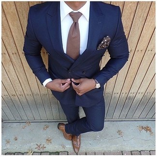 Look alla moda per uomo: Abito blu scuro, Camicia elegante bianca, Scarpe oxford in pelle marroni, Cravatta marrone