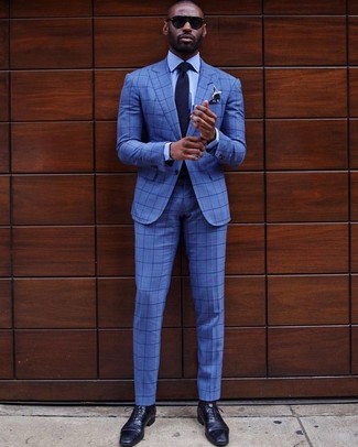 Come indossare e abbinare un abito a quadri blu per un uomo di 30 anni: Punta su un abito a quadri blu e una camicia elegante azzurra per essere sofisticato e di classe. Perfeziona questo look con un paio di scarpe oxford in pelle blu scuro.