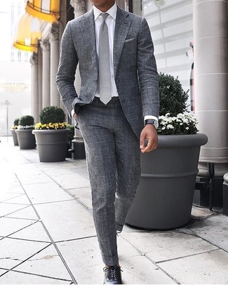 Come indossare e abbinare una cravatta grigia in estate 2024: Indossa un abito grigio con una cravatta grigia come un vero gentiluomo. Se non vuoi essere troppo formale, scegli un paio di scarpe oxford in pelle nere. Una splendida scelta per essere cool e alla moda anche durante la stagione estiva.