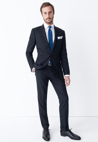 Look alla moda per uomo: Abito nero, Camicia elegante bianca, Scarpe oxford in pelle nere, Cravatta foglia di tè