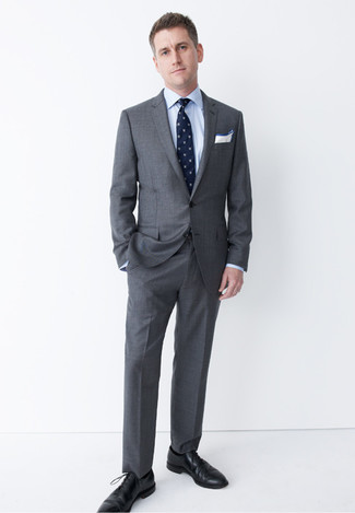 Come indossare e abbinare una cravatta stampata blu: Potresti indossare un abito grigio e una cravatta stampata blu per un look elegante e alla moda. Abbina questi abiti a un paio di scarpe oxford in pelle nere.