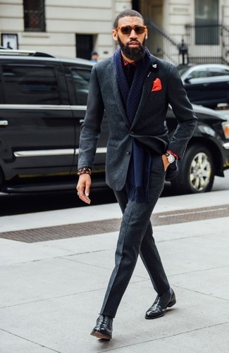 Look alla moda per uomo: Abito di lana grigio scuro, Camicia elegante scozzese rossa, Scarpe oxford in pelle nere, Cravatta nera