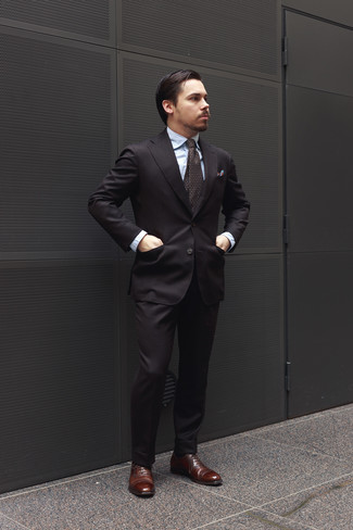 Come indossare e abbinare una cravatta stampata marrone scuro per un uomo di 30 anni: Scegli un abito nero e una cravatta stampata marrone scuro per essere sofisticato e di classe. Per distinguerti dagli altri, opta per un paio di scarpe oxford in pelle marrone scuro.