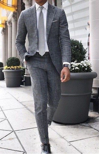 Quale scarpe oxford indossare con un abito grigio quando fa caldo in modo formale: Opta per un abito grigio e una camicia elegante bianca per un look elegante e di classe. Perfeziona questo look con un paio di scarpe oxford.