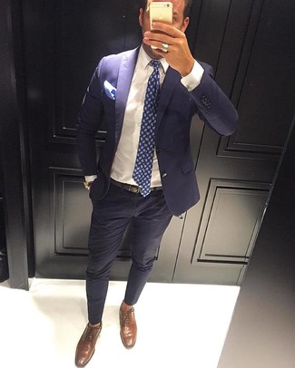 Come indossare e abbinare una cravatta con stampa cachemire blu scuro per un uomo di 30 anni: Abbina un abito blu scuro con una cravatta con stampa cachemire blu scuro come un vero gentiluomo. Vuoi osare? Completa il tuo look con un paio di scarpe oxford in pelle marroni.