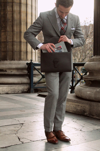 Quale scarpe oxford indossare con un abito grigio quando fa caldo in modo formale: Combina un abito grigio con una camicia elegante bianca per essere sofisticato e di classe. Perfeziona questo look con un paio di scarpe oxford.