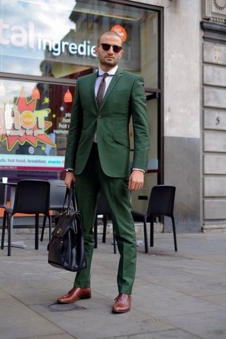 Come indossare e abbinare un abito verde scuro con scarpe oxford in pelle marroni per un uomo di 30 anni: Abbina un abito verde scuro con una camicia elegante bianca come un vero gentiluomo. Questo outfit si abbina perfettamente a un paio di scarpe oxford in pelle marroni.