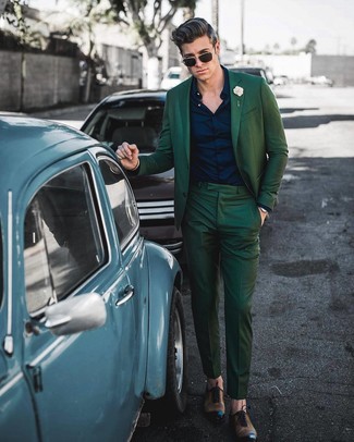 Come indossare e abbinare un abito verde scuro in estate 2024: Sfodera un look elegante con un abito verde scuro e una camicia elegante blu scuro. Perfeziona questo look con un paio di scarpe oxford in pelle marroni. Una eccellente scelta per un outfit estivo!