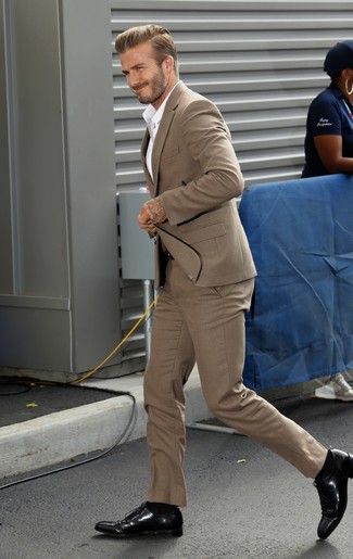 Look di David Beckham: Abito marrone chiaro, Camicia elegante bianca, Scarpe oxford in pelle nere, Cintura in pelle nera